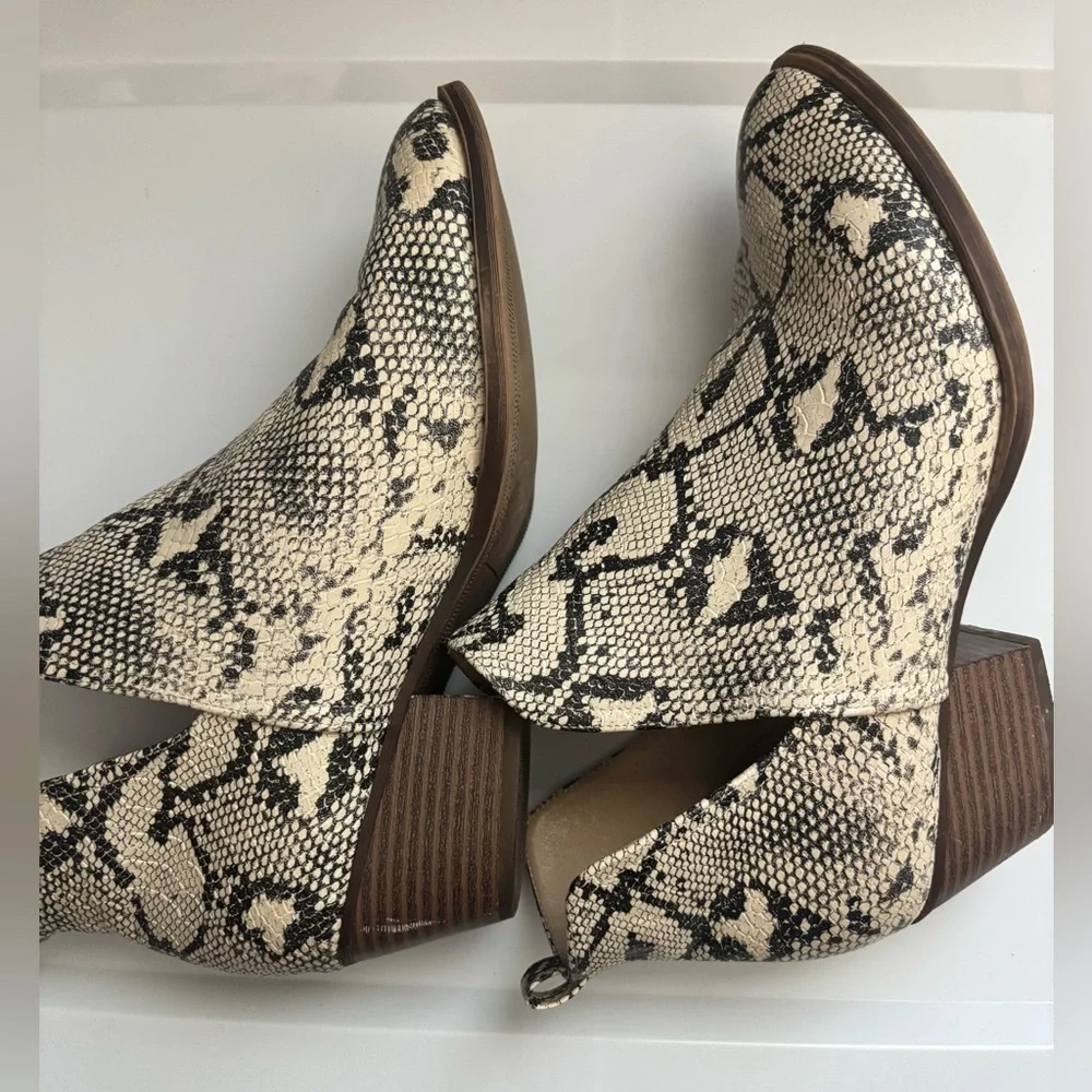 CL By Laundry Snake Skin Booties 9‎